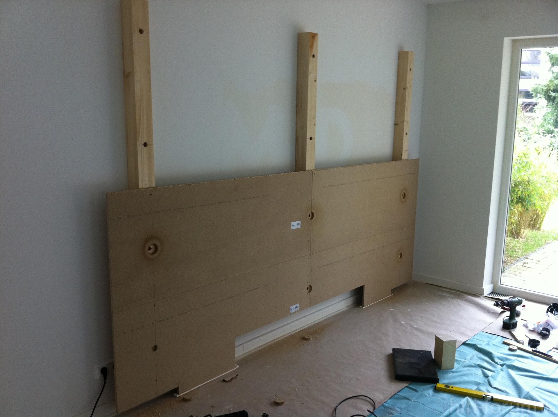 Steinwand wohnzimmer fernseher: integrierte stein wohnwand aus ...