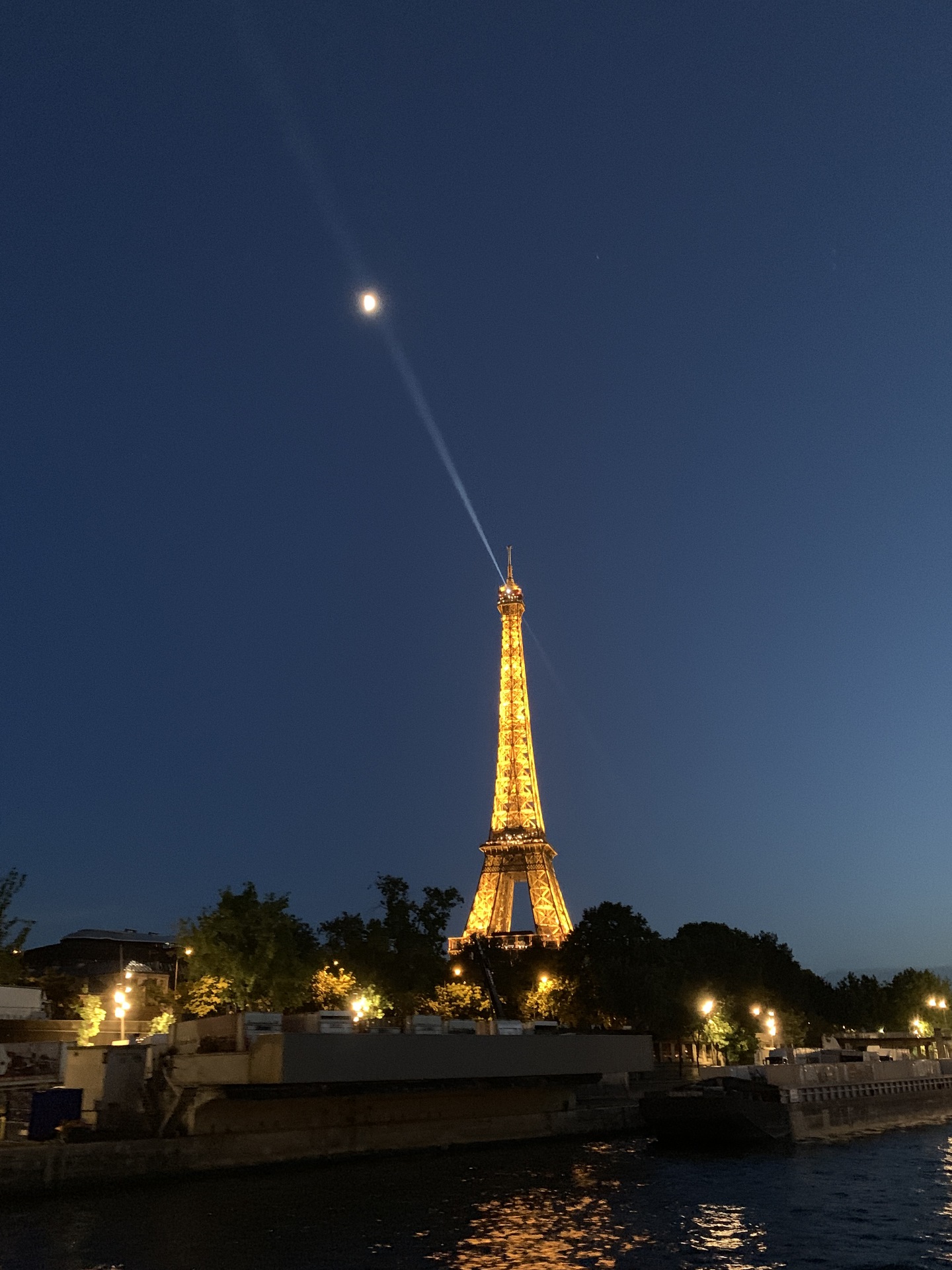 Mond Mit Eiffelturm