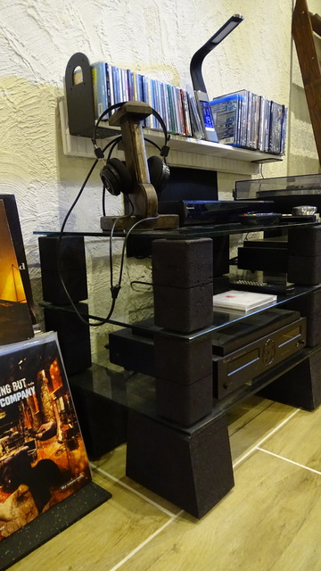 DIY - HiFi Rack mit Pflastersteine Seitenansicht