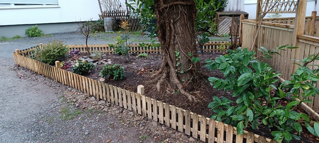 Gartenecke Pfosten, Holzzaun und Pilze 