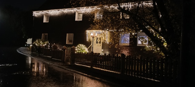 Gartenecke Pfosten, Holzzaun und weihnachtliche. Beleuchtung.