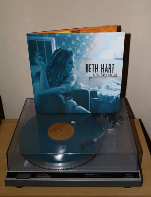 Beth Hart - Leave The Light On 1