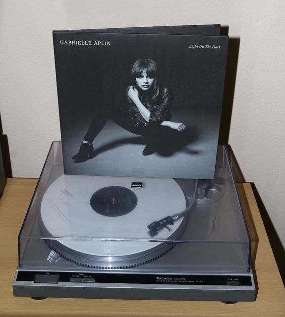 Gabrielle Aplin   Light Up The Dark 1