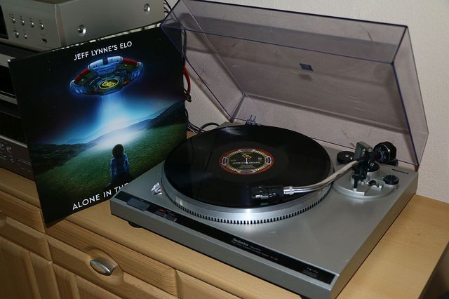 Jeff Lynn's ELO - Alone in the Universe