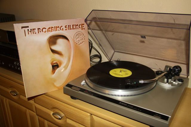 Manfred Mann's Earth Band . The Roaring Silence