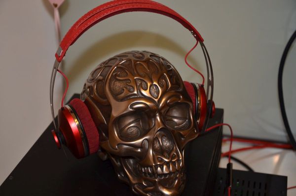 Skull Mit Headphone 001