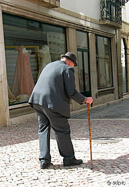 Alter Gebueckter Mann 40876