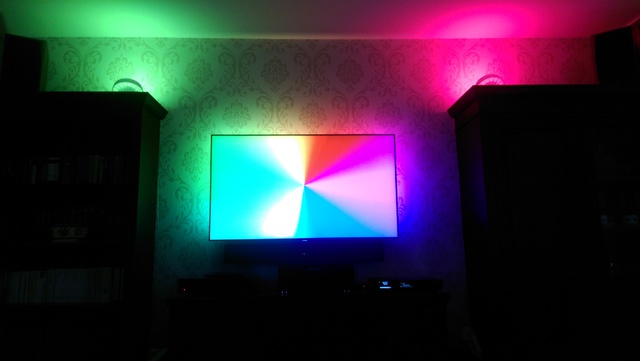 2 Philips Living Colors Iris mit 55PUS7600