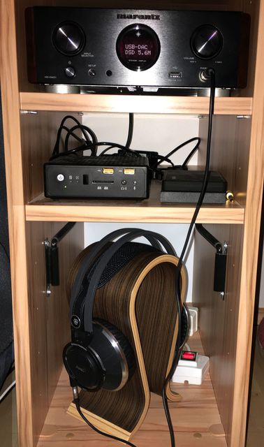 AKG K-812