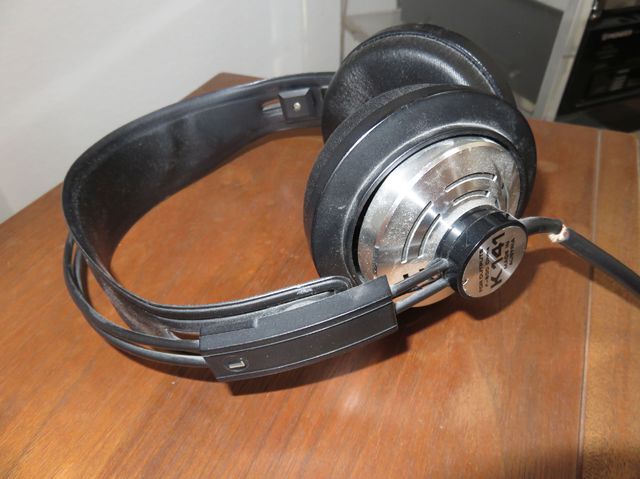 AKG K-141