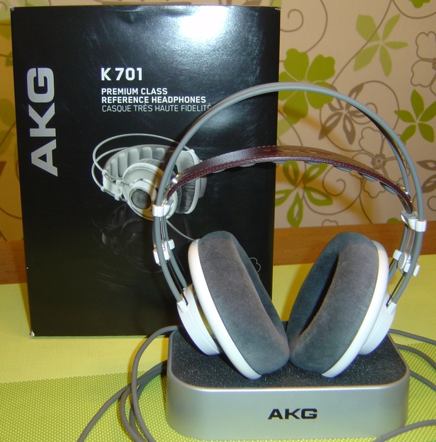AKG701