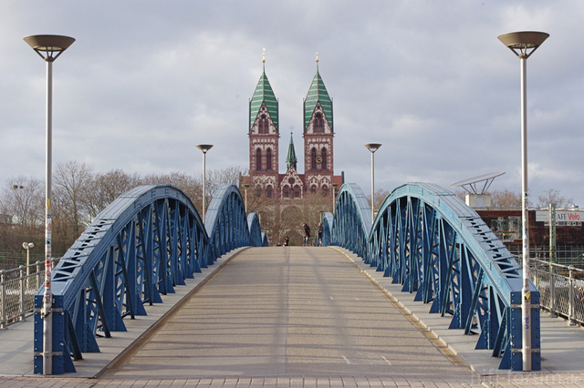 Freiburg, Blick über Die "Blaue Brücke" Auf Die Herz-Jesus-Kirche