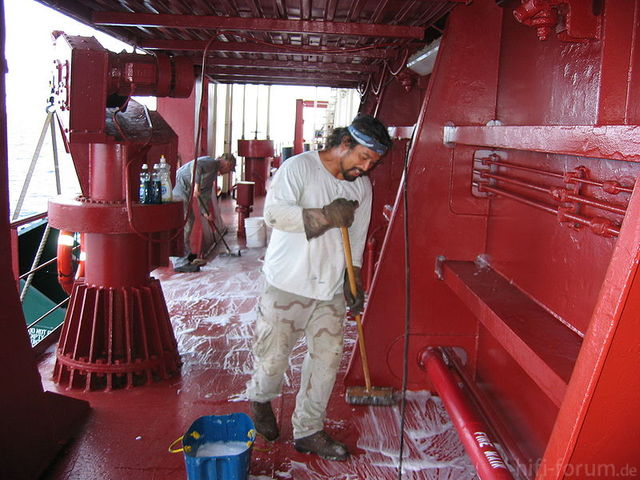 800px-Ordinary-seamen-swabbing-deck