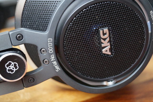 AKG K812