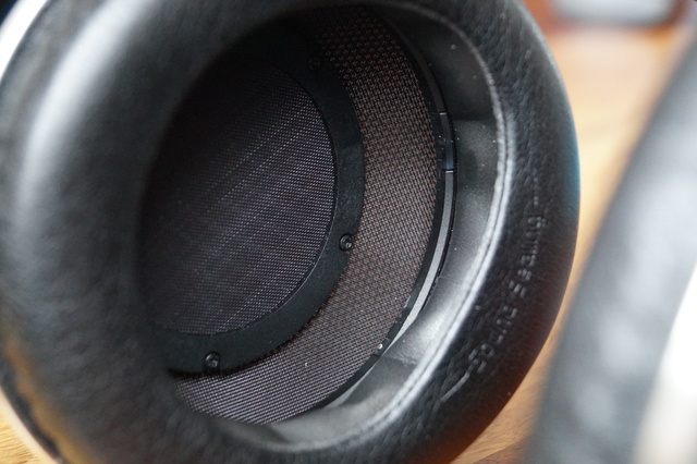 AKG K812