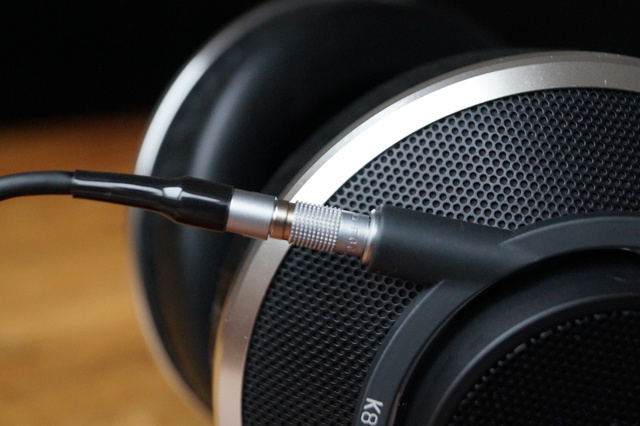 AKG K812