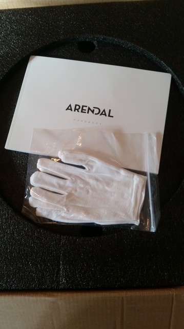 Arendal Subwoofer 1.5 Verpackung Handschuhe