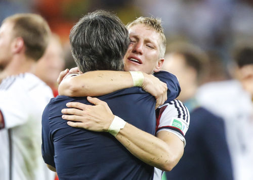 bastian-schweinsteiger-und-joachim-loew-umarmen-sich-im-wm-finale