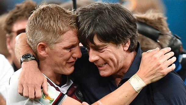 Endlich Am Ziel Bastian Schweinsteiger Links Und Bundestrainer Joachim Loew