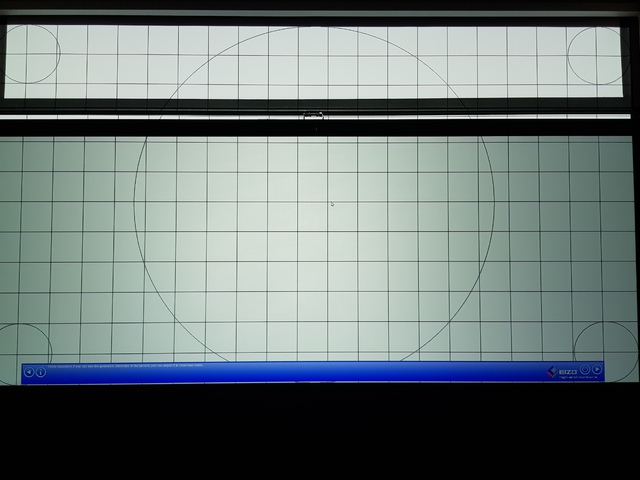 Dunkler Raum - ESmart Mirolo (oben) Vs. Cinegrey 5D (unten)