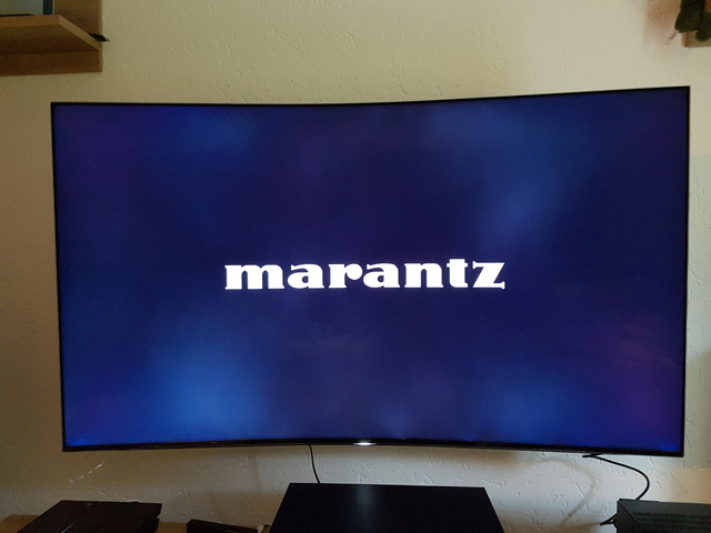 Marantz Receiver (grauer Marantz Schriftzug Auf Schwarzem Hintergrund)