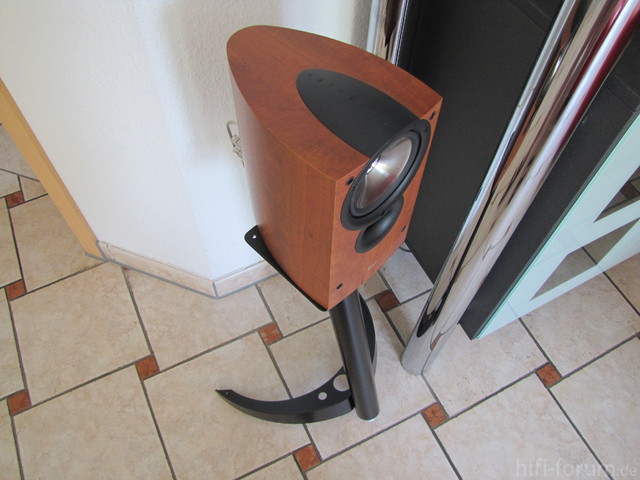 Kef IQ10 Auf ProJect Audio Systems Boomerang Ständern