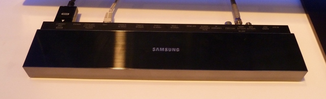 Samsung TV 9090 One Connect Box vorn
