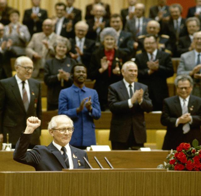 Mit-erhobener-und-geballter-Faus-steht-Erich-Honecker