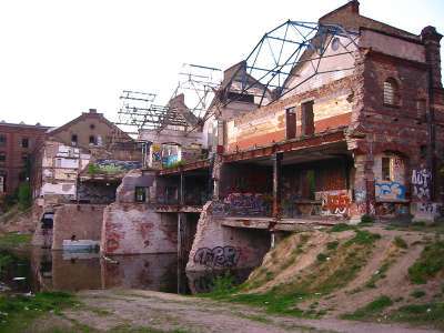 Offen Gestaltetes Mehrfamilienhaus Mit Teich