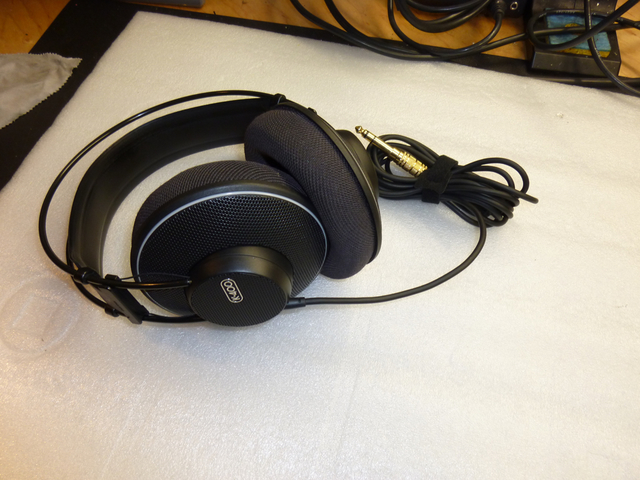 AKG K-400