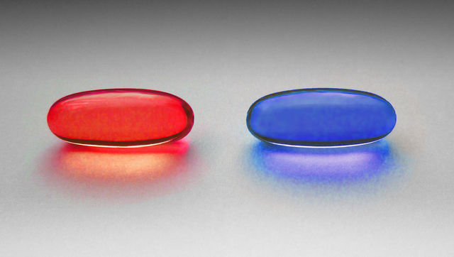 1920px-Red_and_blue_pill