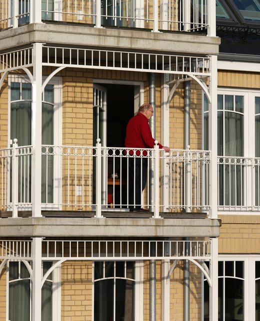 Mann auf Balkon