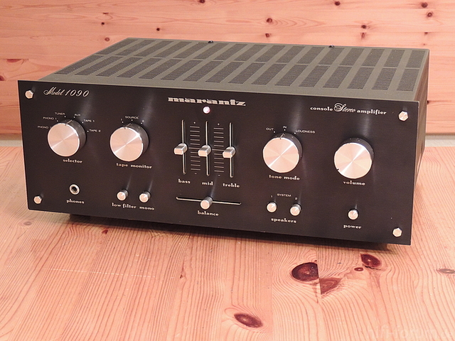 Black Marantz 1090