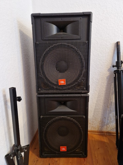 JBL MR825