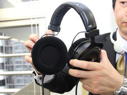 Studio Earpad Thumb