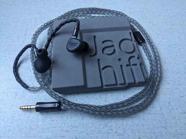 Jadhifi Monochrome