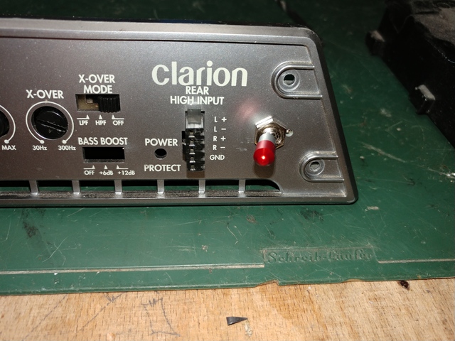 Interner Y-Cinch-Adapter an Clarion APX2141E