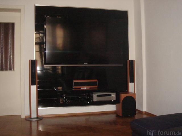 TV Wand 2x2m Mit Sharp LC70LE740E