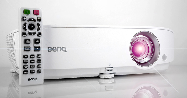 01   BenQ W1050   Front Eingeschaltet Mit Fernbedienung   Foto Michael B  Rehders MBR5334