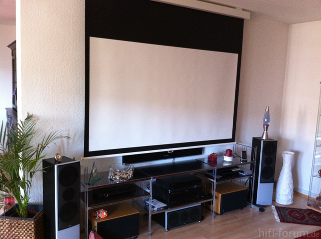 Front mit Leinwand