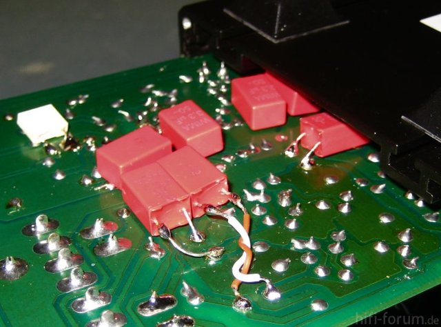 Beispiel wie kleine Folienkondensatoren bei Modifikationen angebracht werden knnen.