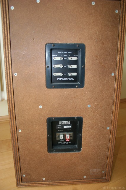 Yamaha NS-690 backside terminals