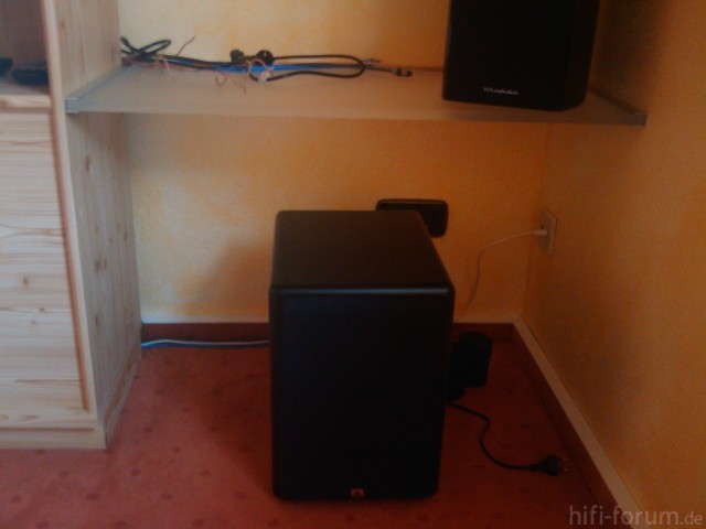 Rechter Subwoofer unter der Platte