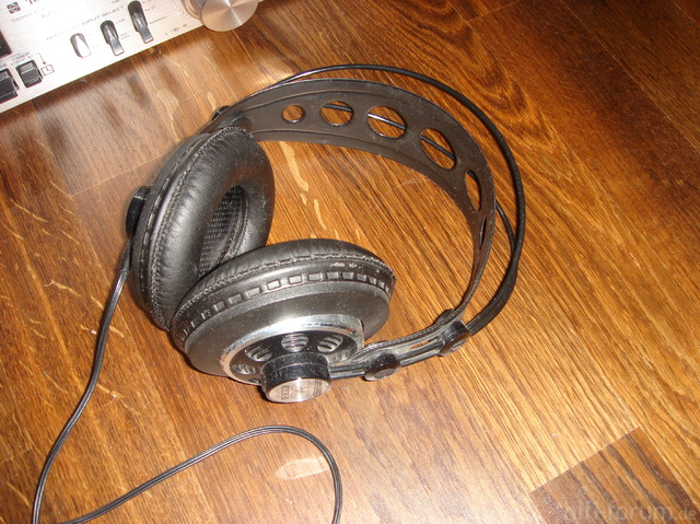 AKG K-240