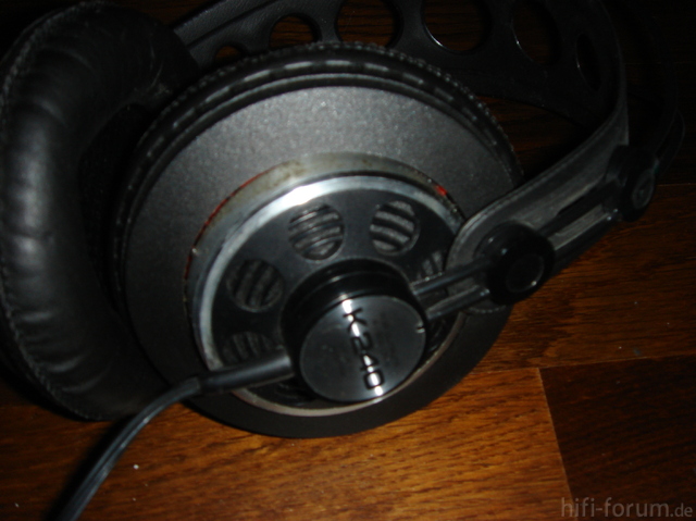 AKG K-240