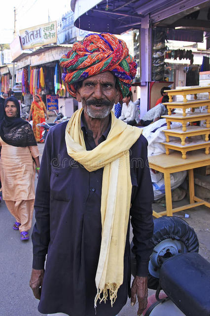 Indischer Mann Der Die Straßen Der Alten Stadt Bundi Indien Geht 36208339