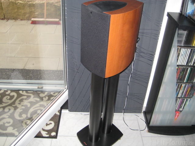 Kef Q1 Rear auf Dynaudio Stand