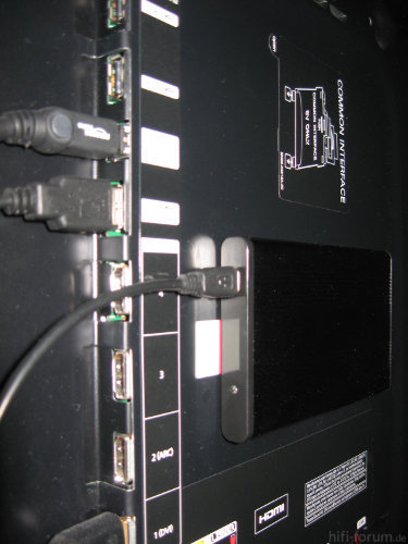 2,5-Zoll-Festplatte befestigt an zwei Test Power Strips