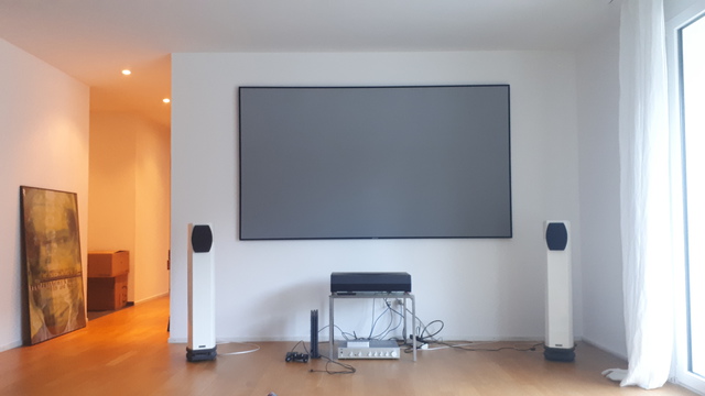 System im Wohnzimmer - PC im Zimmer hinter der Wand