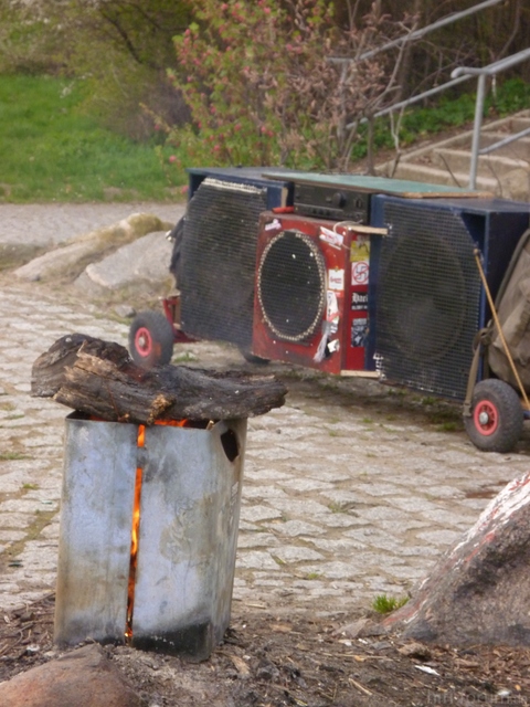 Unser Bollerwagensoundsystem Vor Einer Brennenden Mülltonne